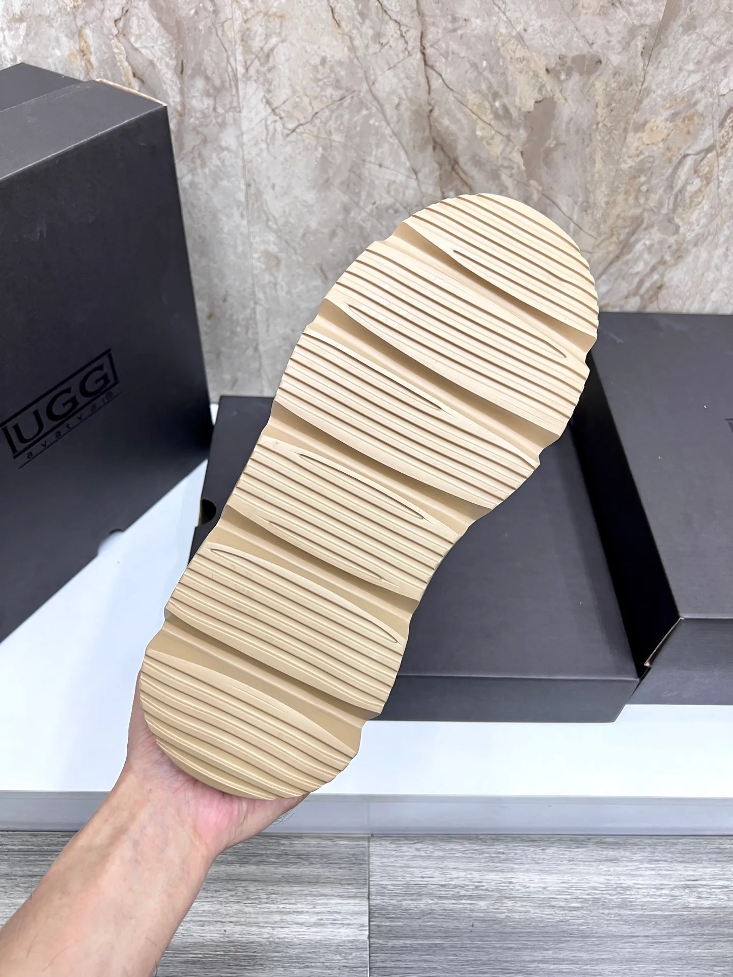 💰700 new UGG fur-integrated men's simple and fashionable snow shoes. The most worth buying at the end of this year are warm casual shoes. Whether you are out and about at home, their comfortable and warm performance will be your most suitable fashion companion! The material is cowhide upper and imported wool is used inside. Two layers of cowhide for warmth and comfort! The eva+ rubber patch outsole is cushioned, non-slip and wear-resistant, and has good elasticity. It is light and wear-resistant, comfortable and soft, and the new simple cut is more fashionable. It has both practicality and fashion sense, so you no longer have to worry about how to match it in winter, while still maintaining your fashionable taste. High-quality genuine wool produced in Dongguan. The material depends on the details! Size: 39-40-41-42-43-44